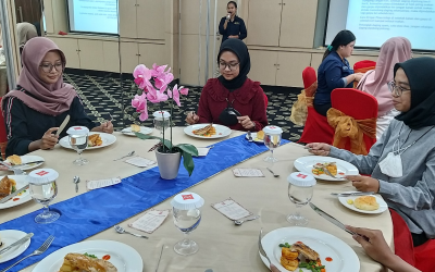 Pelatihan Table Manner bagi Mahasiswa Gizi Kesehatan Masyarakat Undip